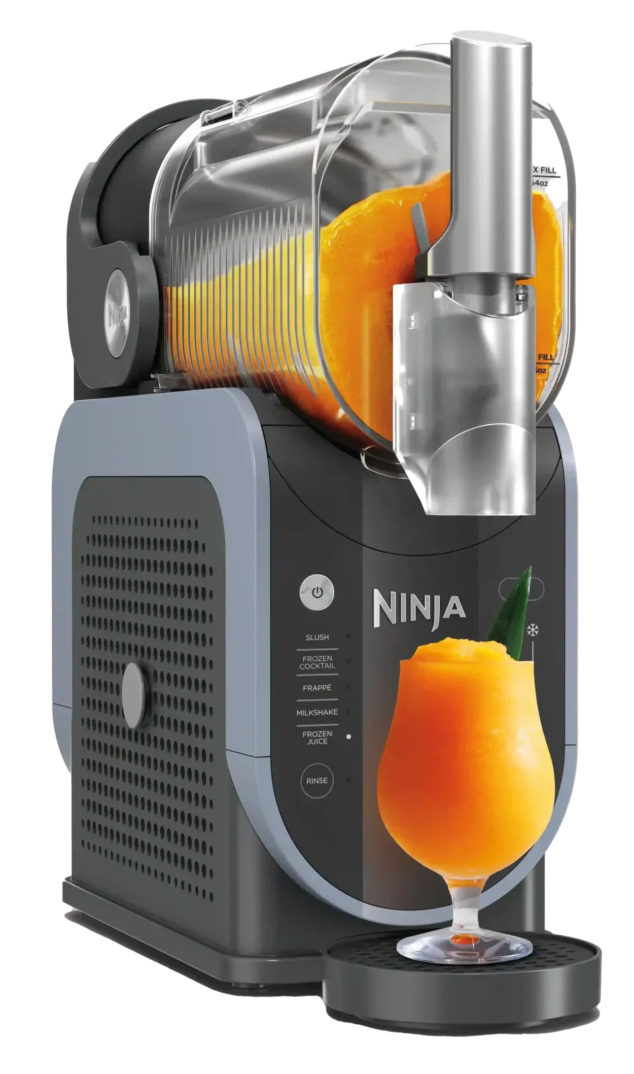 Ninja_Slush Ein Ninja Slushie-Maker, der orangefarbenen Slush in ein Glas mit grünem Strohhalm auf einem schwarzen runden Tablett ausgibt.