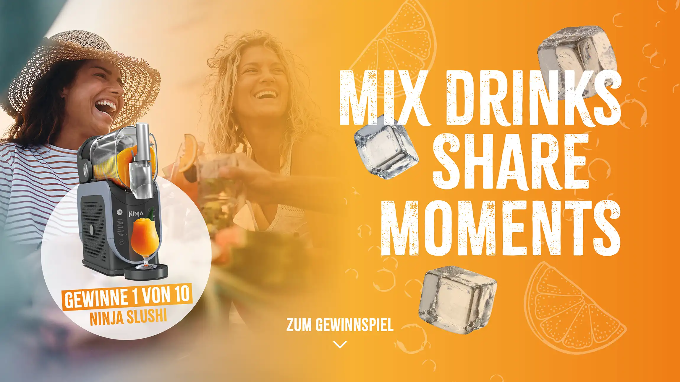 Ninja_Slushi_Hero-Desktop Zwei lächelnde Frauen genießen Getränke im Freien; der Text lautet "Mix Drinks Share Moments". Eiswürfel, Orangenscheiben und eine Ninja-Slushi-Maschine sind ebenfalls zu sehen. Werbung auf Deutsch am unteren Rand.
