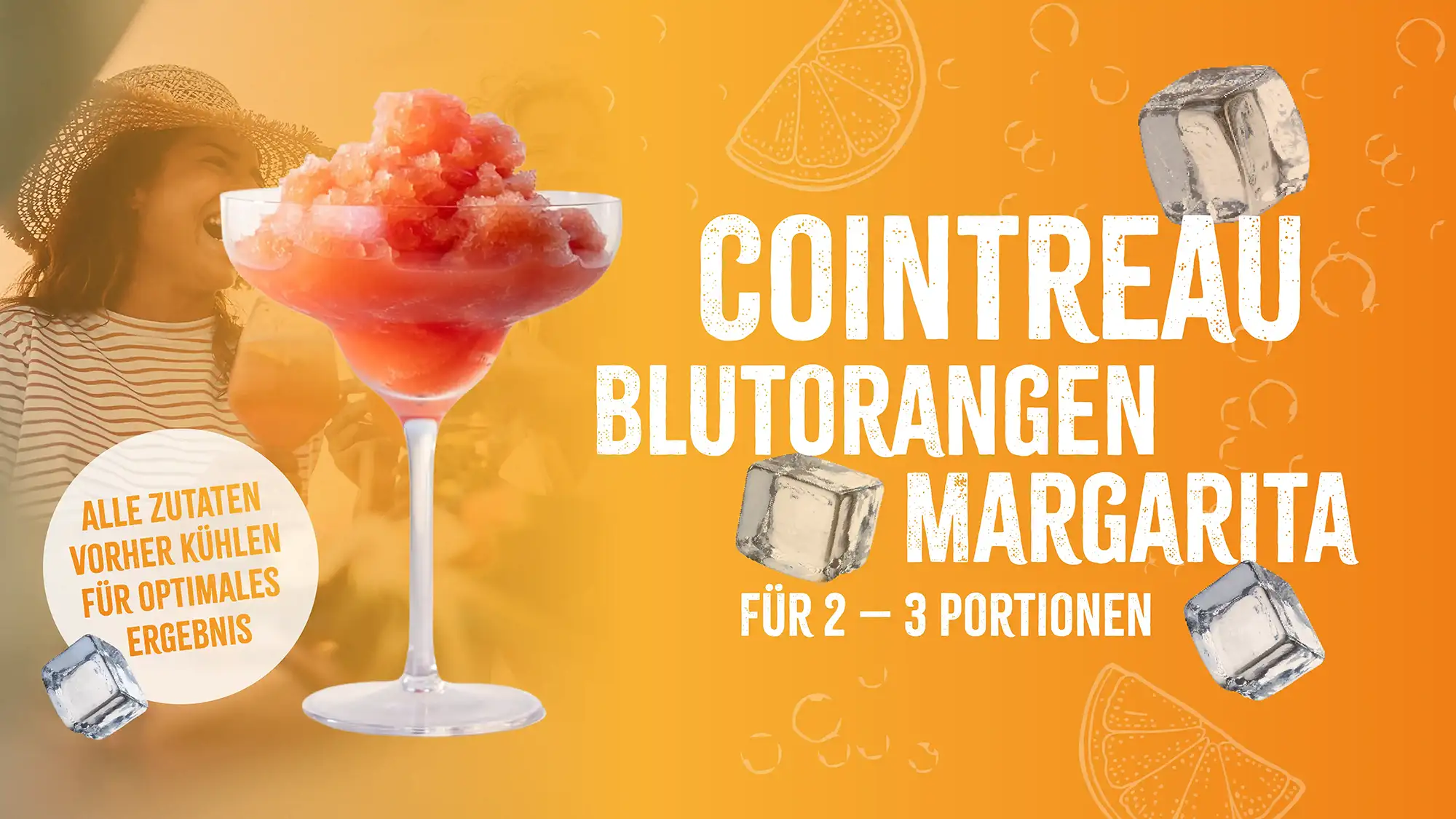 Rezept_Slushi_Cointreau Im Hintergrund trinkt eine Frau aus einem Glas; im Vordergrund ist eine Blutorangen-Margarita mit zerstoßenem Eis zu sehen, daneben ein Text in deutscher Sprache über die Zubereitung eines Cointreau-Cocktails.