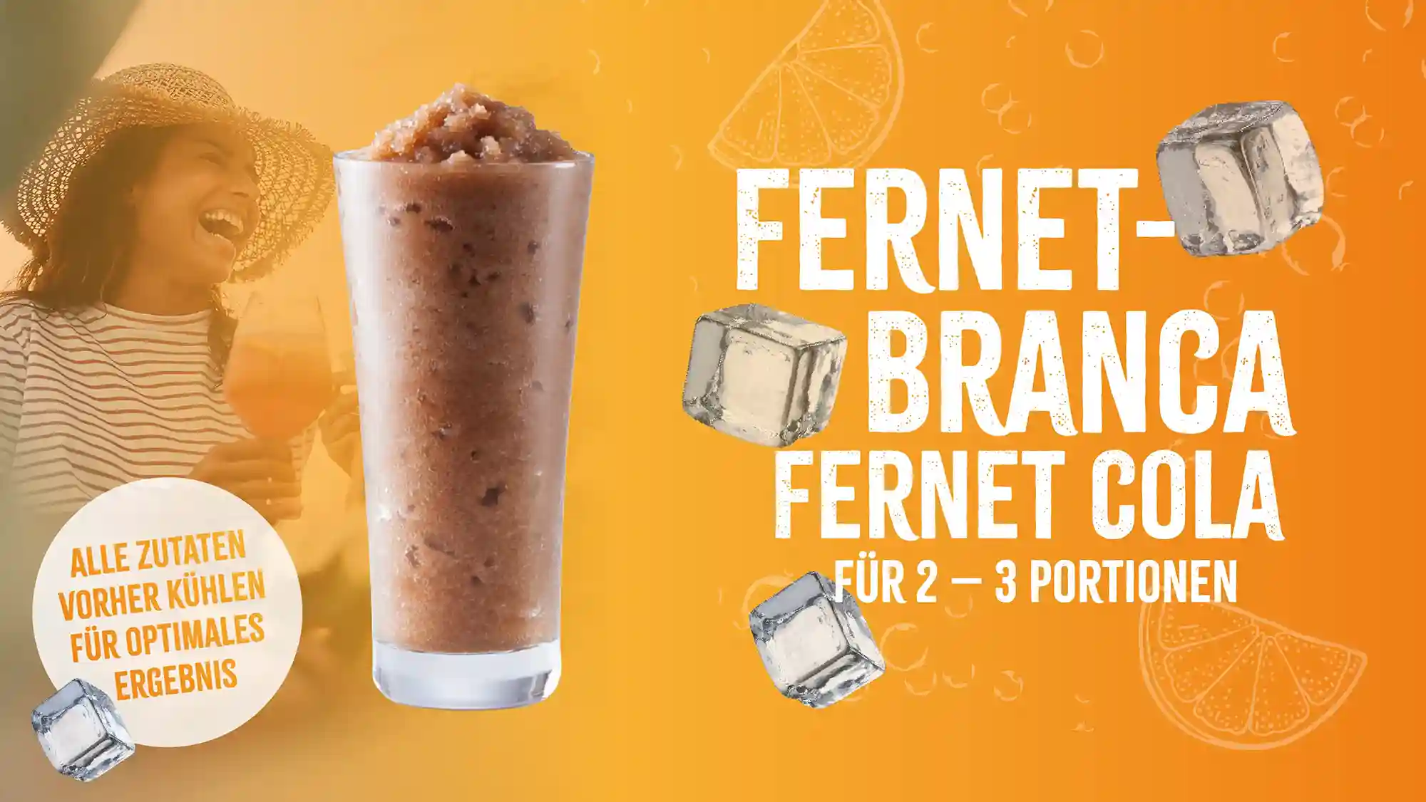 Rezept_Slushi_Fernet_Branca Ein Glas Fernet-Branca Cola Slush steht vor einem Text, der das Getränk beschreibt, mit Eiswürfeln, Orangenscheiben und einer lachenden Frau im Hintergrund. Der Text ist auf Deutsch.