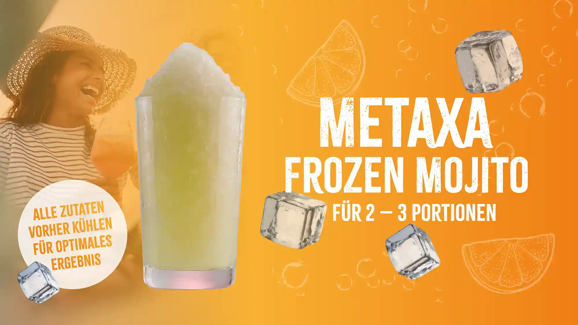 Rezept_Slushi_Metaxa Ein Glas mit gefrorenem Mojito mit Eiswürfeln und Zitrusscheiben auf orangefarbenem Hintergrund. Der Text lautet "Metaxa Frozen Mojito für 2-3 Portionen". Im Hintergrund ist eine lächelnde Frau zu sehen.