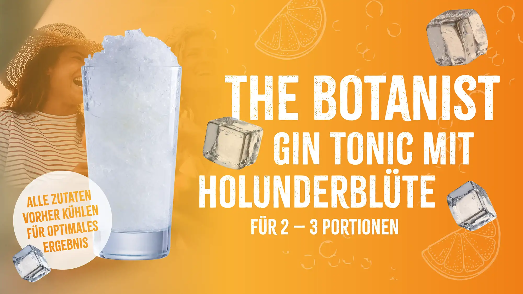 Rezept_Slushi_The-Botanist Glas mit Eis und Text: "The Botanist Gin Tonic mit Holunderblüte für 2-3 Portionen" auf orangem Hintergrund, mit Eiswürfeln, Orangenscheiben und zwei lächelnden Menschen.