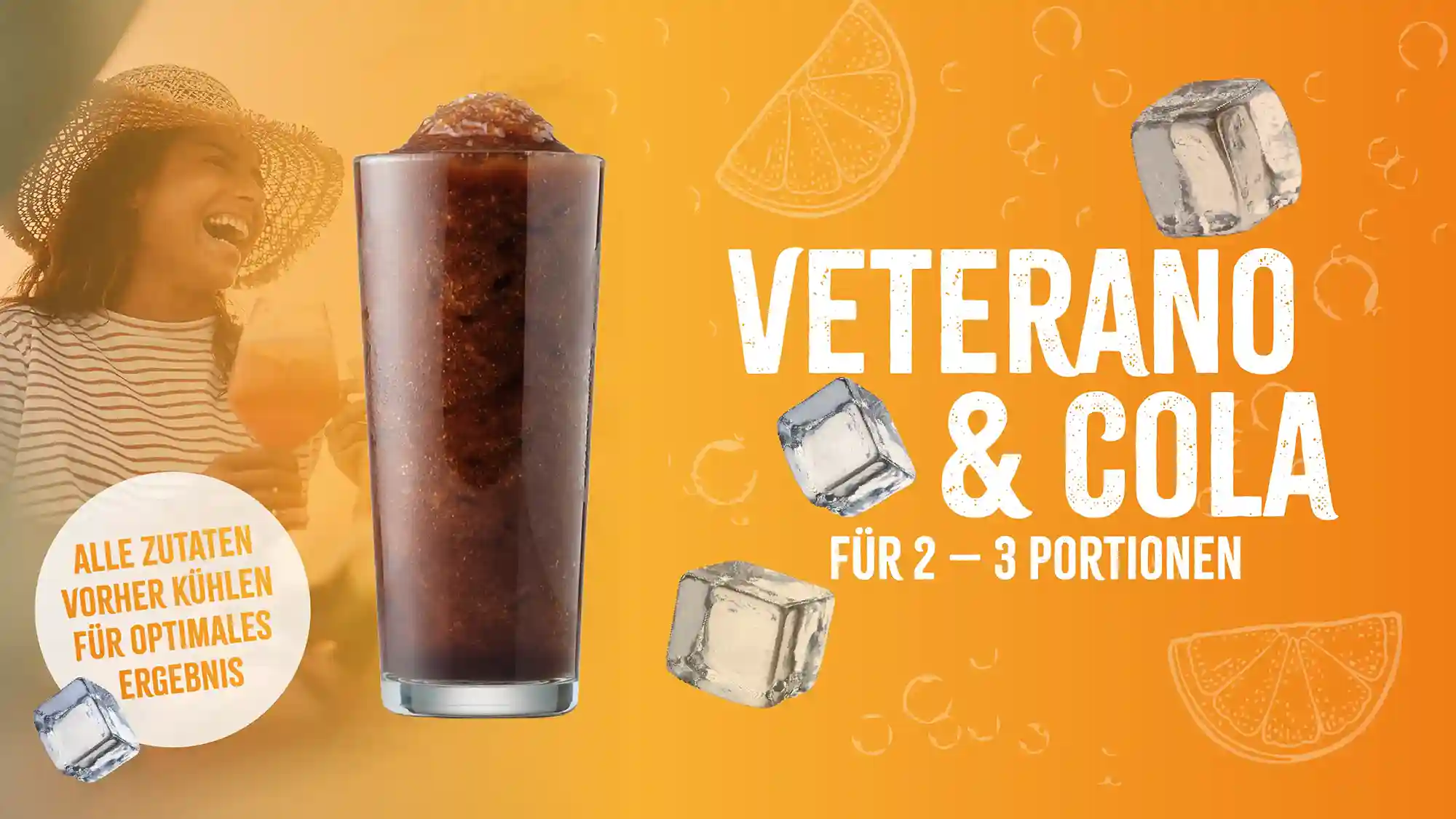 Rezept_Slushi_Veterano_cola Ein Glas dunkle Cola mit Eis steht in der Mitte eines orangefarbenen Hintergrunds mit Eiswürfeln und Zitrusscheiben; der Text lautet "Veterano & Cola für 2-3 Portionen". Auf der linken Seite lächelt eine Frau.
