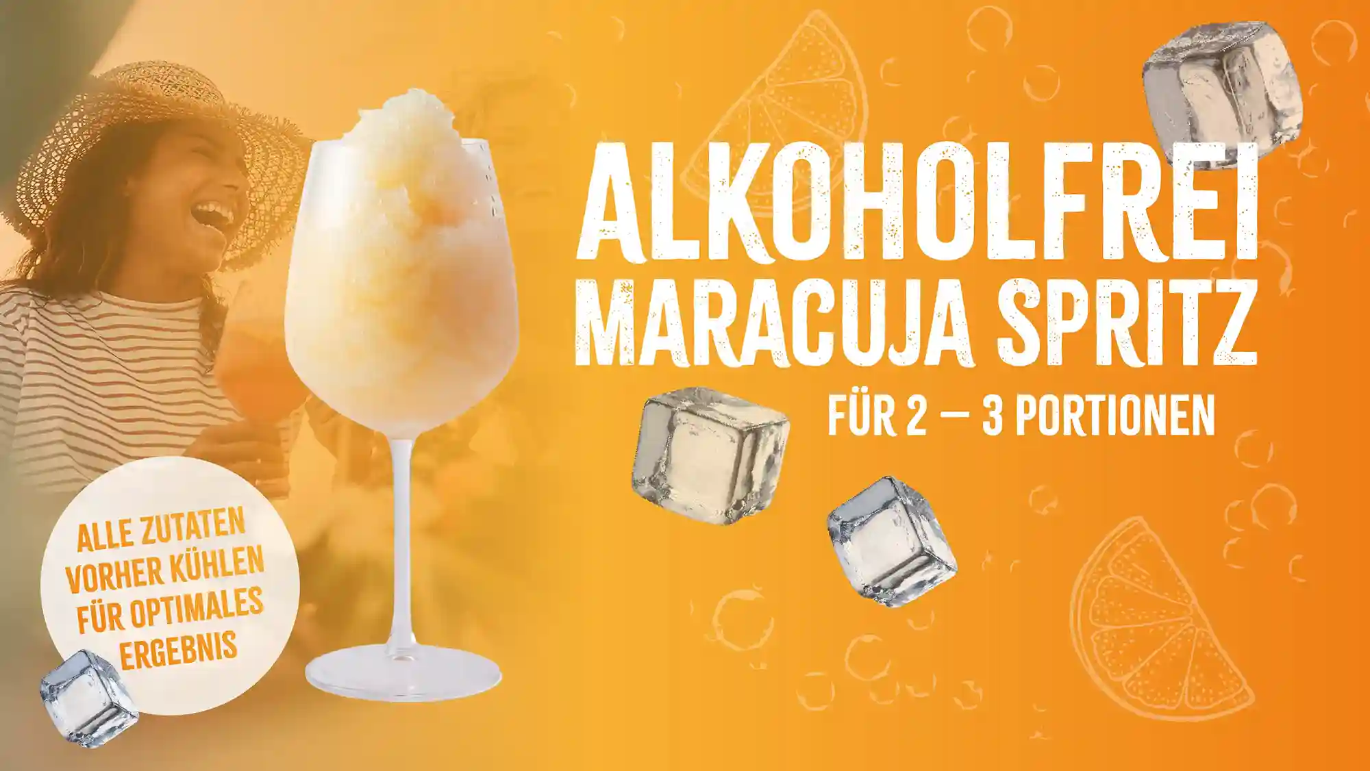 Rezept_Slushi_alkoholfrei Eine Passionsfruchtschorle in einem Weinglas mit Eiswürfeln, Zitrusscheiben und einer lächelnden Person mit Hut. Der Text auf Deutsch wirbt für ein alkoholfreies Rezept für 2-3 Portionen.