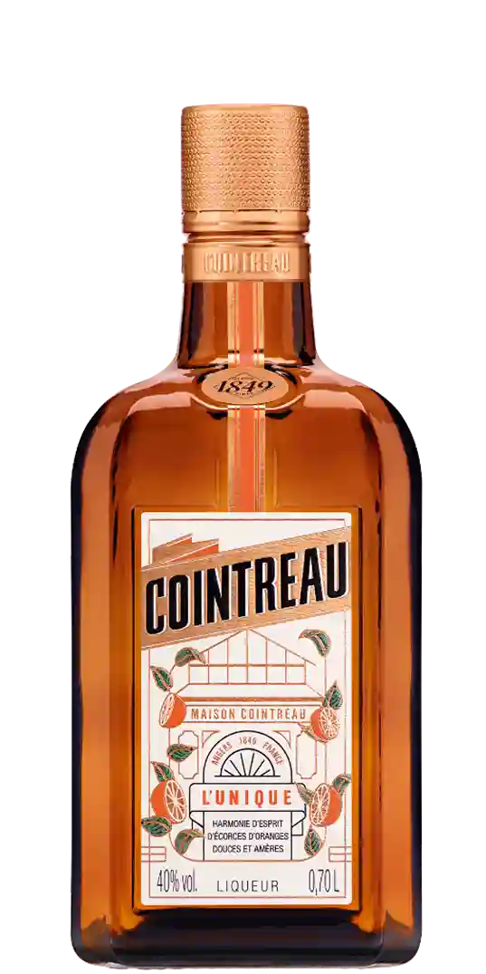 cointreau Eine 700-ml-Flasche Cointreau-Likör mit einem rechteckigen Braunglas und einem Etikett mit Orangen und Markendetails.