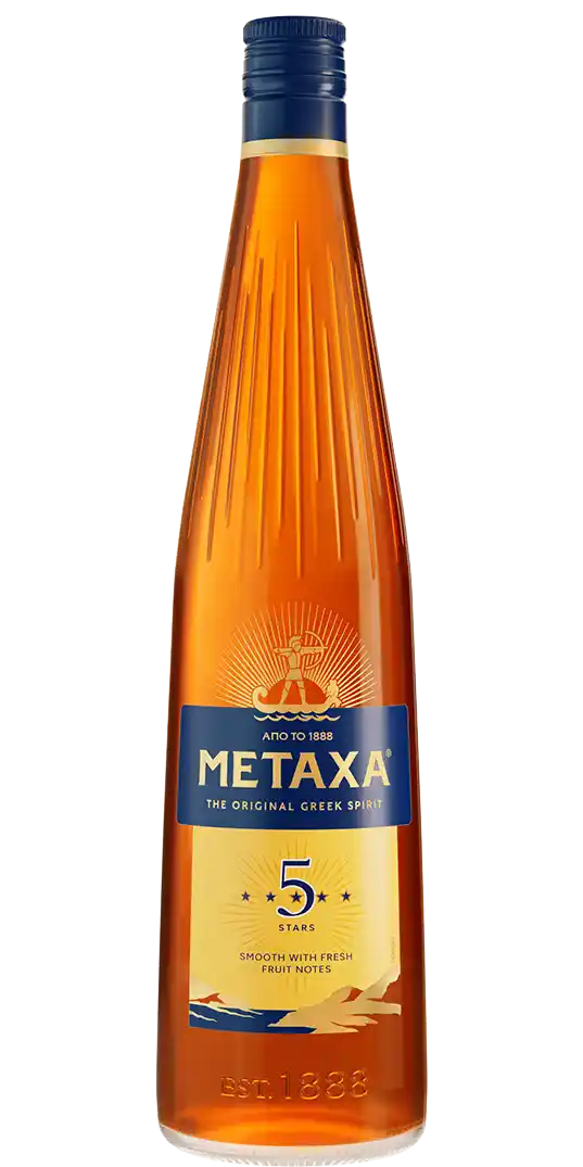 metaxa_5-Sterne- Eine Flasche der griechischen Spirituose Metaxa 5 Stars mit blauem Verschluss und Etikett mit goldenen Akzenten und der Aufschrift "weich mit frischen Fruchtnoten".